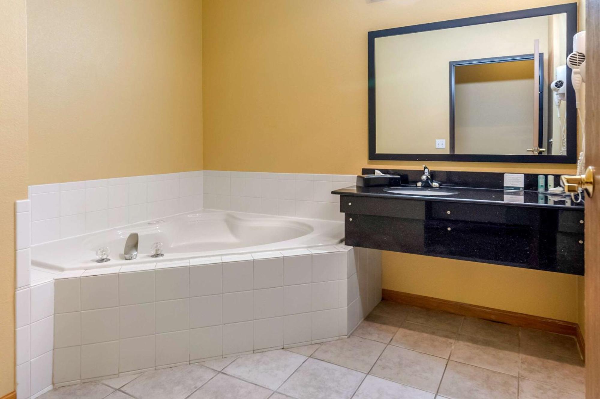 Quality Inn & Suites Lenexa Kansas City Exterior foto